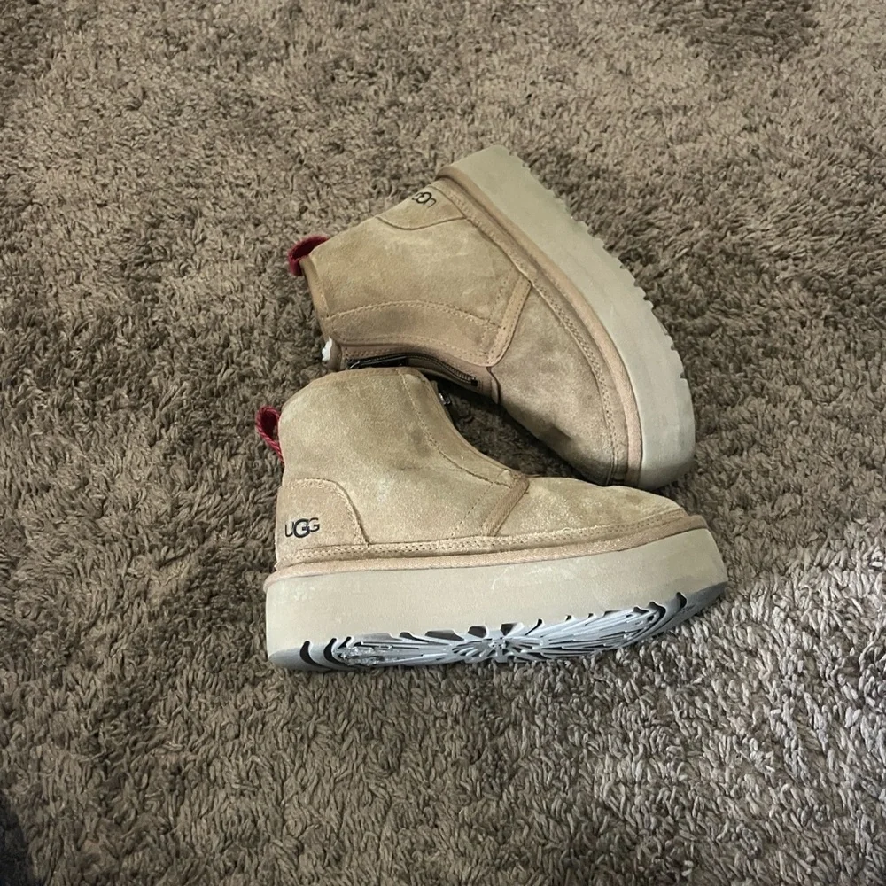 UGG Kids' Neumel Zip Platform Boot Sz 2
